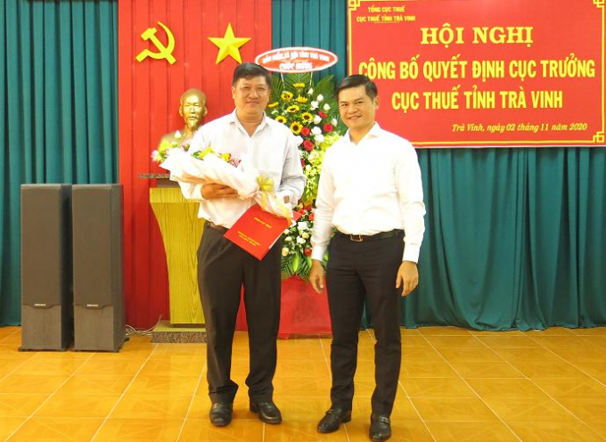 Phó Tổng cục trưởng Vũ Chí Hùng trao quyết định Cục trưởng Cục Thuế cho ông Phạm Quốc Dũng.