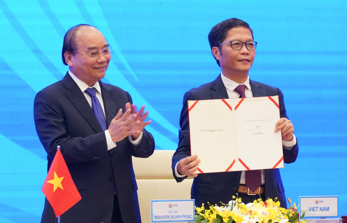 Bộ trưởng Công Thương Trần Tuấn Anh, đại diện cho Việt Nam ký Hiệp định RCEP. (Ảnh: VGP)