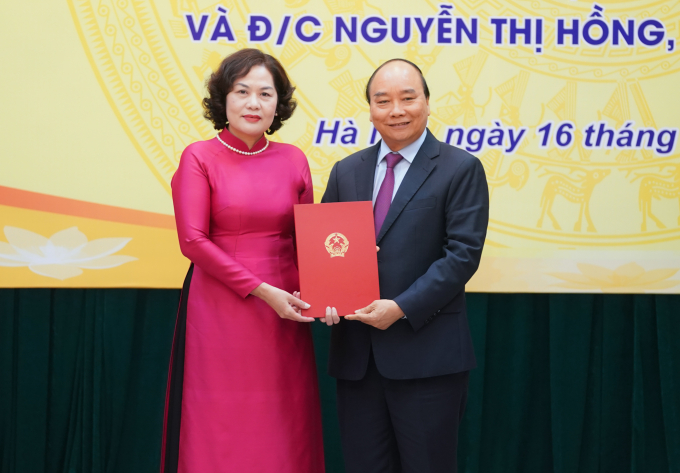 Thủ tướng trao quyết định cho Thống đốc Ngân hàng Nhà nước Nguyễn Thị Hồng.