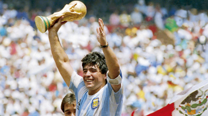 Maradona huyền thoại bóng đá thế giới.