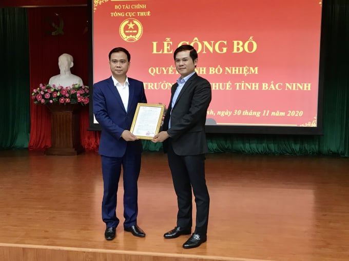 Phó Tổng cục trưởng Tổng cục Thuế Vũ Chí Hùng trao quyết định bổ nhiệm cho ông Nguyễn Cẩm Tâm.