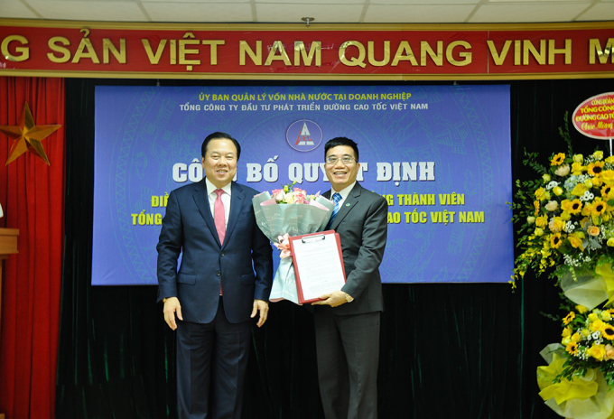 Ông Nguyễn Hoàng Anh trao quyết định bổ nhiệm cho ông Trương Việt Đông.