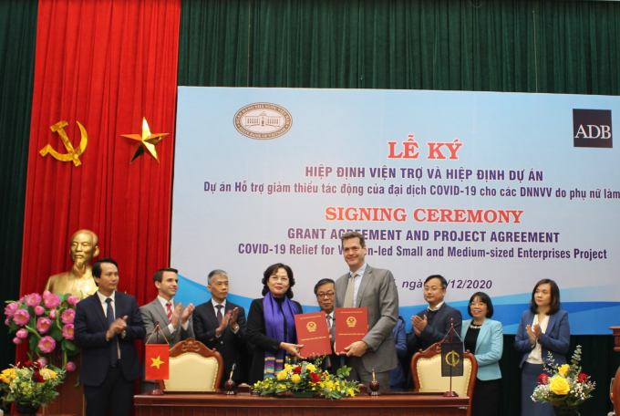Bà Nguyễn Thị Hồng, Thống đốc Ngân hàng Nhà nước Việt Nam, đã ký kết hiệp định với ông Andrew Jeffries, Giám đốc Quốc gia của ADB tại Việt Nam thay mặt cho ADB.