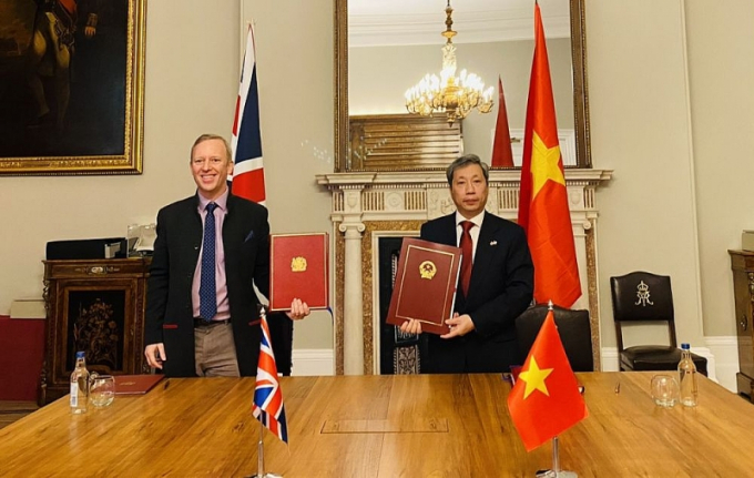 Đại sứ Anh tại Việt Nam Gareth Ward và Đại sứ Việt Nam tại Anh Trần Ngọc An được ủy quyền đại diện Chính phủ hai nước chính thức ký kết Hiệp định Thương mại tự do Việt Nam-Anh (UKVFTA) tại London, Vương quốc Anh ngày 29/12. (Nguồn: ĐSQ Việt Nam tại Anh)
