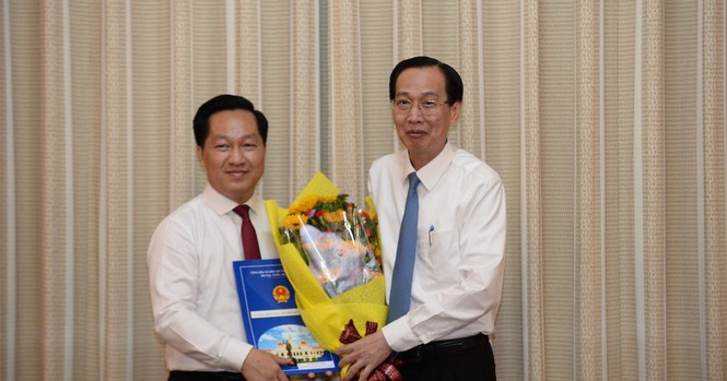 Ông Hoàng Tùng (trái) trở thành Chủ tịch UBND TP Thủ Đức. (Ảnh: Huy Thịnh)