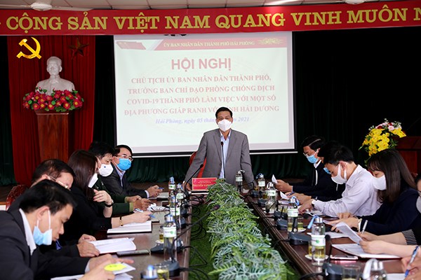 Chủ tịch UBND TP Hải Phòng Nguyễn Văn Tùng chỉ đạo phòng chống dịch.