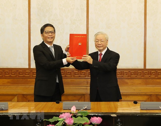 Tổng Bí thư, Chủ tịch nước Nguyễn Phú Trọng trao quyết định cho tân Trưởng Ban Kinh tế Trung ương.