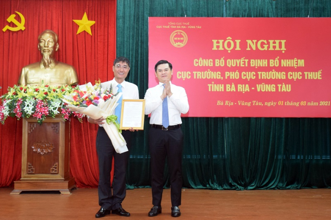 Phó Tổng cục trưởng Vũ Chí Hùng trao Quyết định điều động bổ nhiệm ông Nguyễn Nam Bình giữ chức Cục trưởng Cục Thuế Bà Rịa - Vũng Tàu.