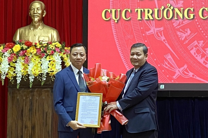 Phó Tổng cục trưởng Tổng cục Thuế Phi Vân Tuấn trao quyết định bổ nhiệm ông Nguyễn Ngọc Tú giữ chức Cục trưởng Cục Thuế Quảng Trị.