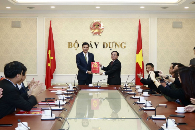 Thứ trưởng Nguyễn Văn Sinh trao Quyết định của Bộ trưởng Bộ Xây dựng bổ nhiệm ông Bùi Xuân Dũng giữ chức vụ Cục trưởng Cục Quản lý Nhà và thị trường bất động sản.