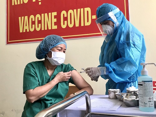 Hơn 5.200 cán bộ y tế đã tiêm vaccine Covid-19.
