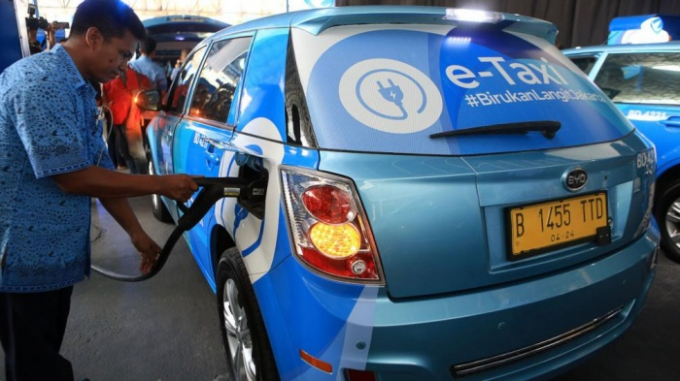 Indonesia miễn thuế đối với xe chạy bằng điện, đánh thuế xe lai điện.