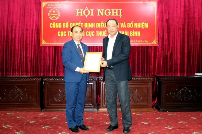 Phó Tổng cục trưởng Vũ Xuân Bách trao quyết định bổ nhiệm cho ông Đỗ Hồng Nam giữ chức Cục trưởng Cục Thuế Thái Bình.