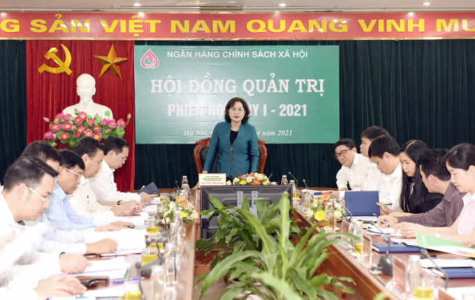 Bà Nguyễn Thị Hồng - Thống đốc NHNN, kiêm Chủ tịch HĐQT Ngân hàng Chính sách xã hội phát biểu tại phiên họp.