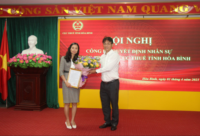 Phó Tổng cục trưởng Tổng cục Thuế Đặng Ngọc Minh trao quyết định bổ nhiệm bà Nguyễn Thị Hương Nga giữ chức vụ Phó Cục trưởng Cục Thuế Hòa Bình.