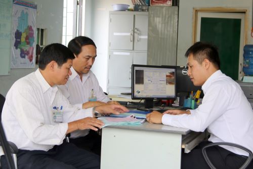 Cán bộ Cục Thuế Đắk Lắk kiểm tra doanh nghiệp sử dụng hóa đơn GTGT. (Ảnh minh họa)