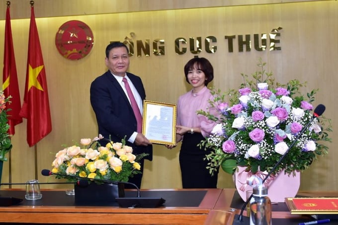 Phó Tổng cục trưởng Phi Vân Tuấn trao quyết định bổ nhiệm cho bà Nguyễn Kim Thái Linh.
