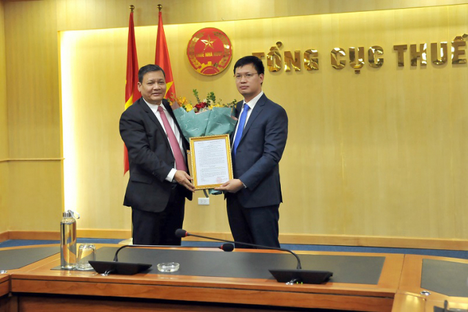 Phó Tổng cục trưởng Phi Vân Tuấn trao quyết định bổ nhiệm cho ông Đoàn Xuân Toản.