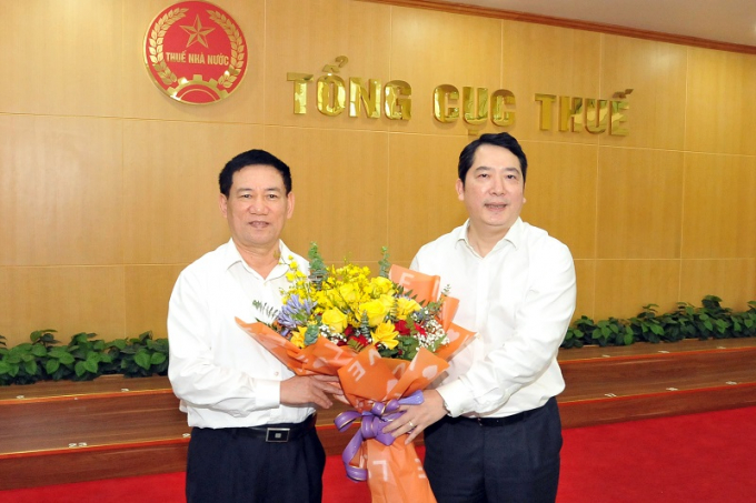 Tổng cục trưởng Tổng cục Thuế Cao Anh Tuấn tặng hoa cho Bộ trưởng Hồ Đức Phớc.