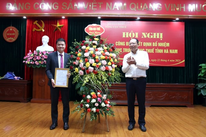 Phó Tổng cục trưởng Tổng cục Thuế Vũ Xuân Bách trao quyết định cho ông Nguyễn Quang Hệ, Phó Cục trưởng Cục Thuế Hà Nam.