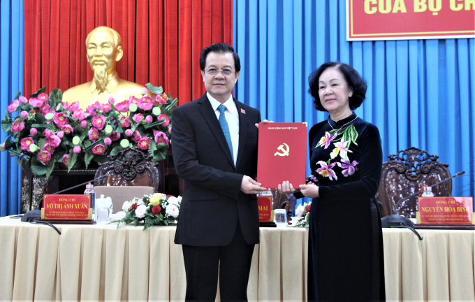 Trưởng Ban Tổ chức Trung ương Trương Thị Mai trao quyết định điều động, phân công ông Lê Hồng Quang giữ chức Bí thư Tỉnh ủy An Giang.