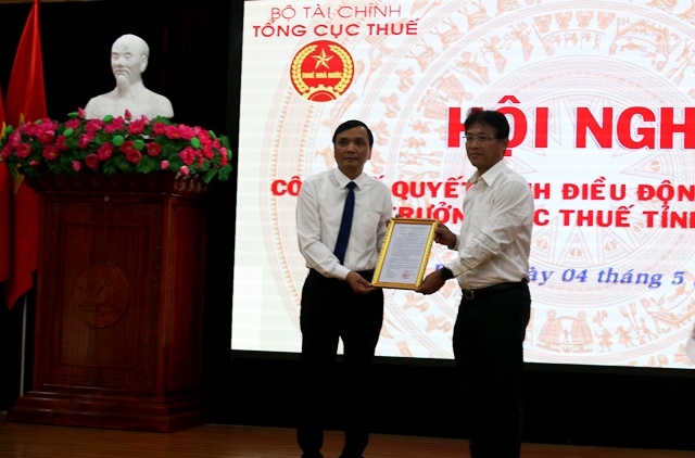 Phó Tổng cục trưởng Tổng cục Thuế Đặng Ngọc Minh trao quyết định điều động ông Nguyễn Quang Việt giữ chức Cục trưởng Cục Thuế Điện Biên.