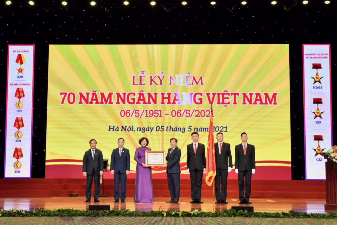 Phó Thủ tướng Chính phủ Lê Minh Khái thay mặt Đảng, Nhà nước, Chính phủ trao tặng Huân chương Lao động hạng Nhất cho Ngân hàng Nhà nước vì đã có thành tích xuất sắc trong công tác từ năm 2016-2020.