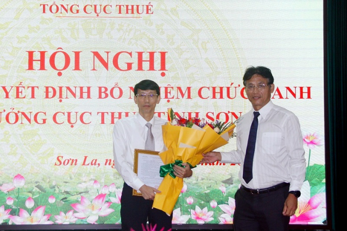 Phó Tổng cục trưởng Tổng cục Thuế Đặng Ngọc Minh trao quyết định cho tân Cục trưởng Cục Thuế Sơn La Hà Minh Đức.