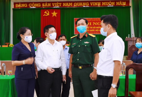 Bộ trưởng trao đổi với các cử tri tỉnh Bình Định.
