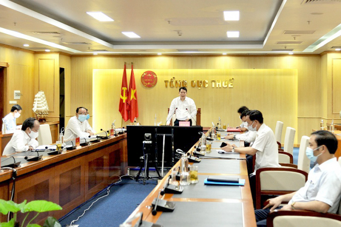 Tổng cục trưởng Cao Anh Tuấn báo cáo Hội nghị tình hình thu ngân sách nhà nước.