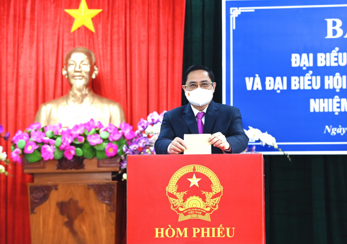 Thủ tướng Chính phủ Phạm Minh Chính bỏ phiếu bầu cử tại khu vực bỏ phiếu số 18, phường Cái Khế, quận Ninh Kiều, thành phố Cần Thơ.