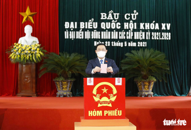 Chủ tịch Quốc hội Vương Đình Huệ bỏ tại điểm bầu cử số 1, TT. An Lão, TP Hải Phòng.