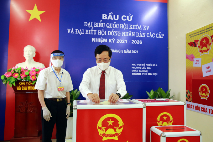 Phó Thủ tướng Chính phủ Phạm Bình Minh bỏ phiếu bầu cử tại khu vực bầu cử phường Liễu Giai, quận Ba Đình, Hà Nội.