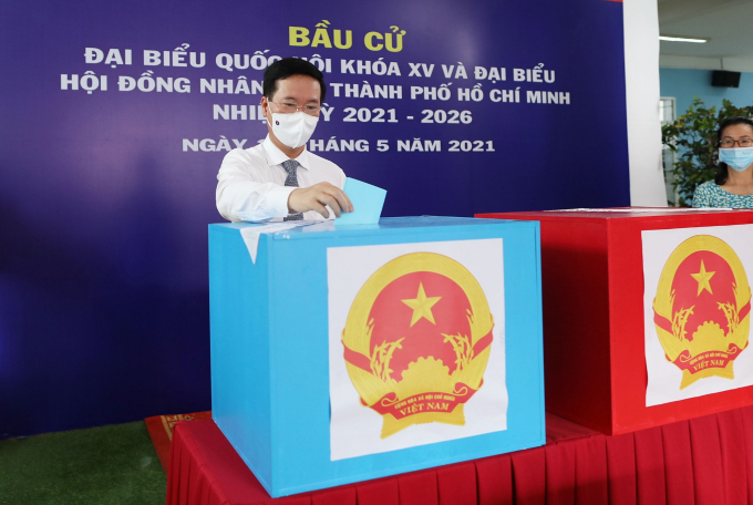 Thường trực Ban Bí thư Võ Văn Thưởng bỏ phiếu tại điểm bầu cử số 71, Trường mầm non Sơn Ca, Q.Phú Nhuận, TP.HCM.