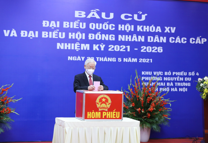 Tổng Bí thư Nguyễn Phú Trọng đã đến khu vực bỏ phiếu số 4, phường Nguyễn Du, quận Hai Bà Trưng, thành phố Hà Nội, bỏ phiếu bầu ĐBQH khóa XV và đại biểu HĐND các cấp nhiệm kỳ 2021-2026.