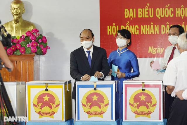 Chủ tịch nước Nguyễn Xuân Phúc và phu nhân bỏ phiếu tại khu vực bỏ phiếu 041, đơn vị bầu cử số 9, thị trấn Củ Chi, huyện Củ Chi, TP.HCM.
