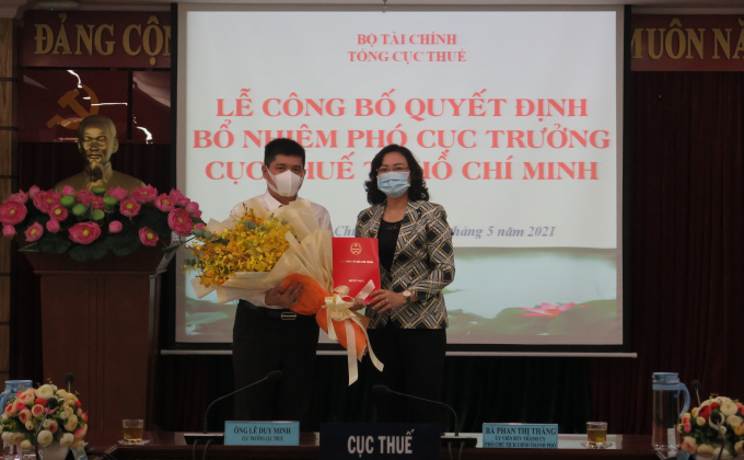 bà Phan Thị Thắng, Phó Chủ tịch UBND Tp.HCM trao quyết định bổ nhiệm ông Thái Minh Giao giữ chức Phó Cục trưởng Cục Thuế Tp.HCM.