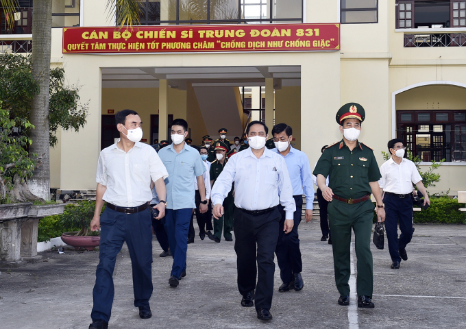 Thủ tướng và đoàn công tác đã tới thăm, động viên cán bộ, chiến sĩ và các lực lượng đang làm nhiệm vụ tại Trung đoàn 831 - Bộ Chỉ huy quân sự tỉnh Bắc Giang. (Ảnh: VGP)