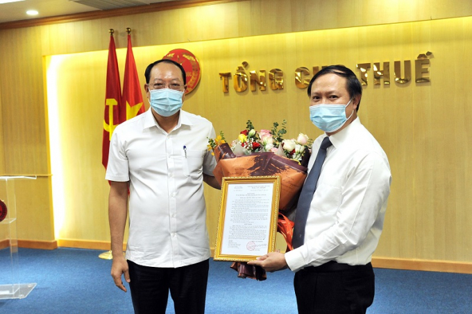 Phó Tổng cục trưởng Vũ Xuân Bách trao quyết định điều động, bổ nhiệm cho ông Nguyễn Văn Điều.