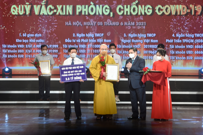 Thủ tướng Chính phủ Phạm Minh Chính trao chứng nhận, hoa cảm ơn Hòa Thượng Thích Thanh Nhiễu, Phó Chủ tịch Thường trực Hội đồng Trị sự Trung ương Giáo hội Phật Giáo Việt Nam.