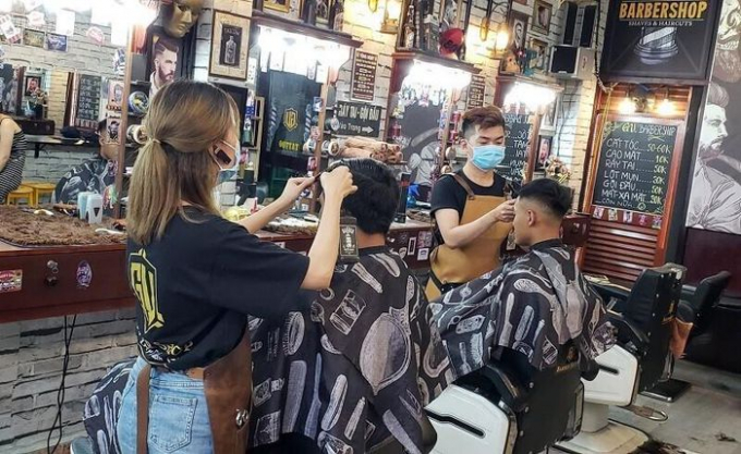 Hà Nội cho phép mở cửa trở lại dịch vụ cắt tóc, gội đầu, cửa hàng ăn uống trong nhà...