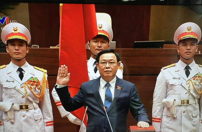 Chủ tịch Quốc hội Vương Đình Huệ tuyên thệ.