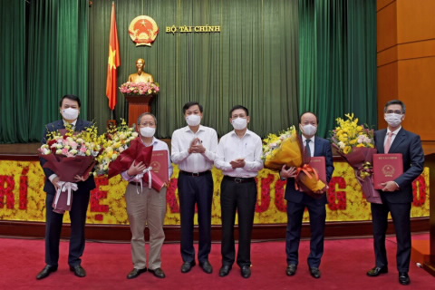 Phó Thủ tướng Chính phủ Lê Minh Khái trao quyết định nghỉ hưu và bổ nhiệm cho các Thứ trưởng Bộ Tài chính.
