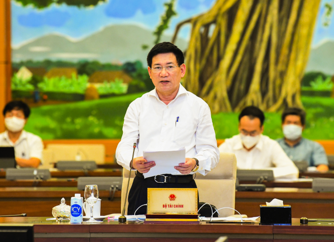 Bộ trưởng Bộ Tài chính Hồ Đức Phớc trình bày tại phiên họp.