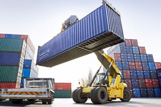 Tổng trị giá xuất nhập khẩu hàng hoá của Việt Nam ước đạt 53,7 tỷ USD, giảm 5,8% so với tháng trước.