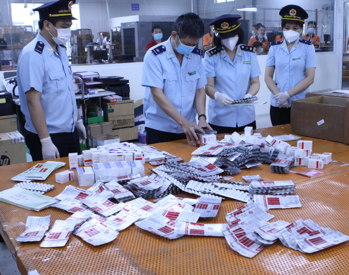 Lực lượng Hải quan bắt giữ hơn 60.000 viên thuốc điều trị Covid-19.