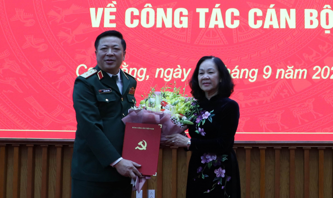 Trưởng Ban Tổ chức Trung ương Trương Thị Mai trao quyết định cho tân Bí thư Tỉnh ủy Cao Bằng Trần Hồng Minh.