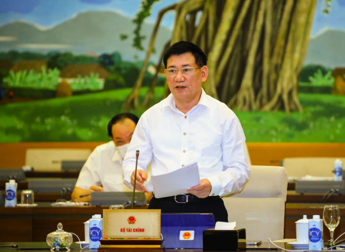 Thừa Ủy quyền của Thủ tướng Chính phủ, Bộ trưởng Bộ Tài chính Hồ Đức Phớc trình bày Tờ trình tại Phiên họp.