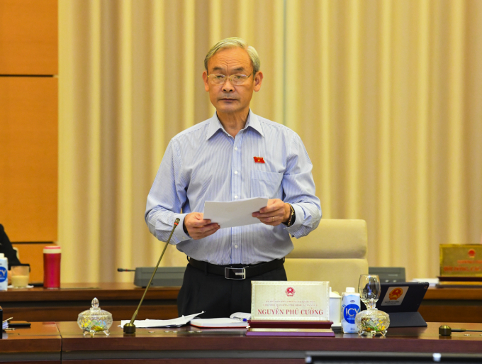 Chủ nhiệm Ủy ban Tài chính, Ngân sách Nguyễn Phú Cường trình bày báo cáo thẩm tra tại Phiên họp.