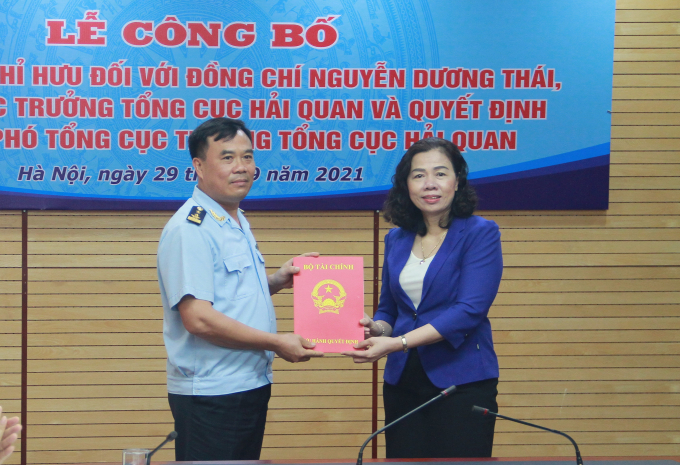 Thứ trưởng Bộ Tài chính Vũ Thị Mai trao quyết định cho tân Phó Tổng cục trưởng Tổng cục Hải quan Nguyễn Văn Thọ.